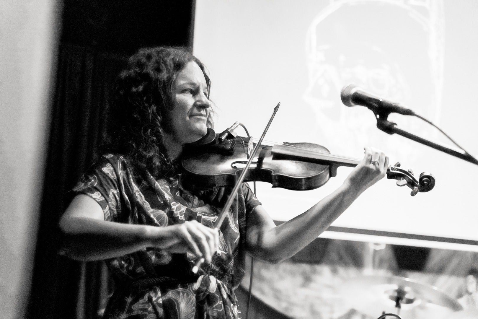 A woman plays violin (black and white photo)