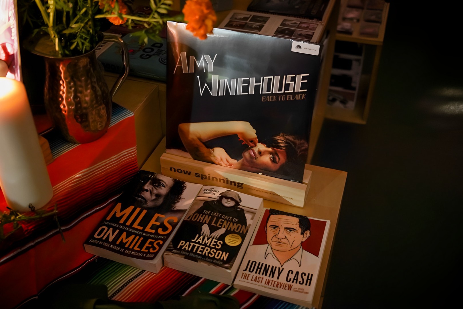 An Amy Winehouse vinyl record and 3 biographical books on Miles Davis, John Lennon and Johnny Cash