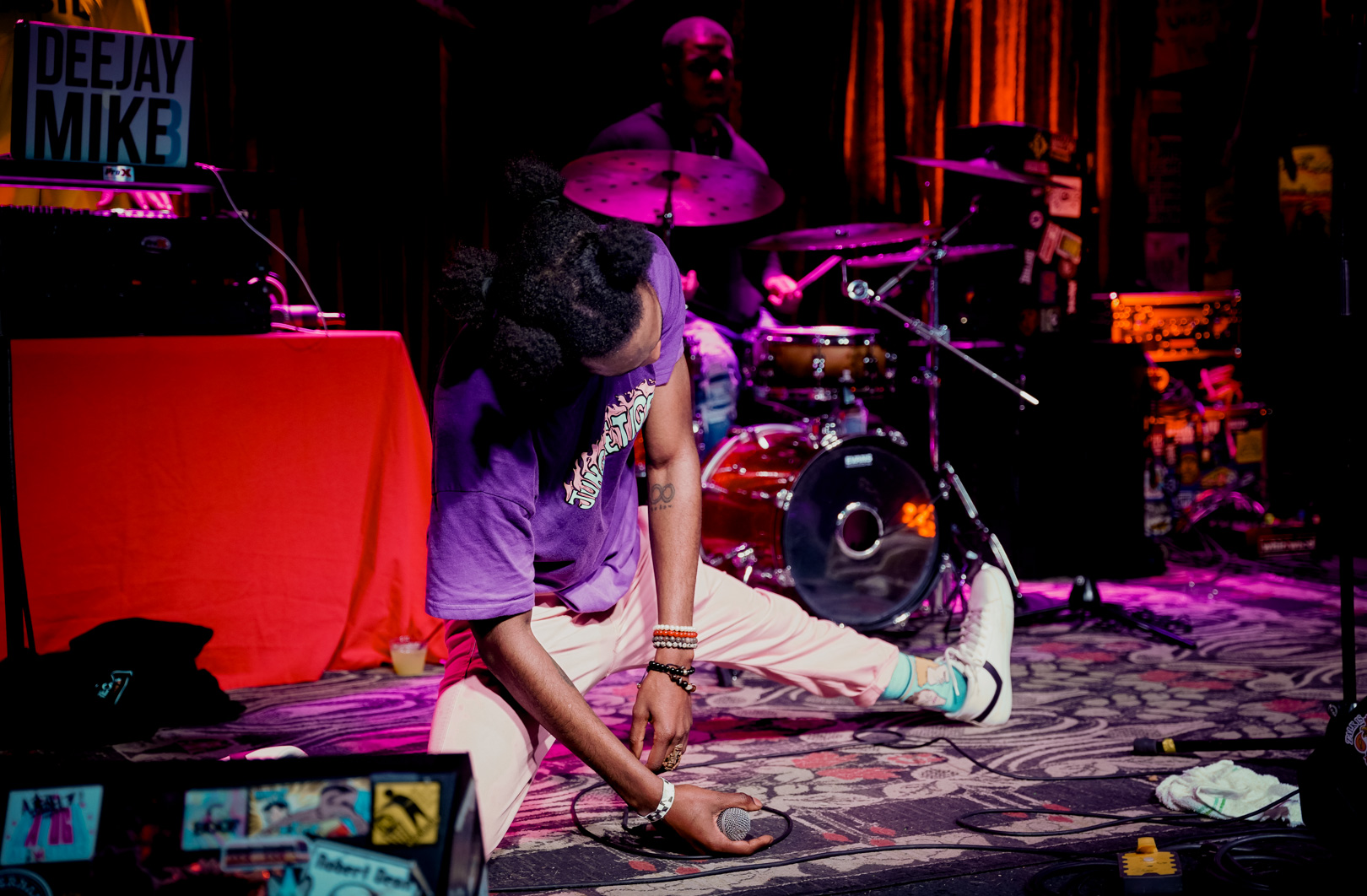 A man doing the splits on stage
