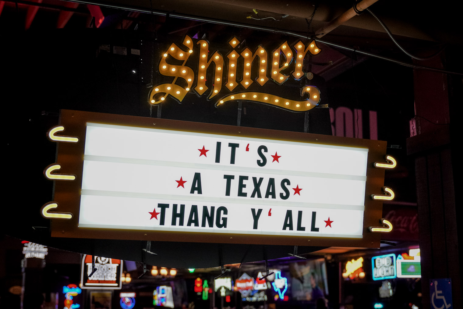 A marquee that saids "It's a Texas thang y'all"
