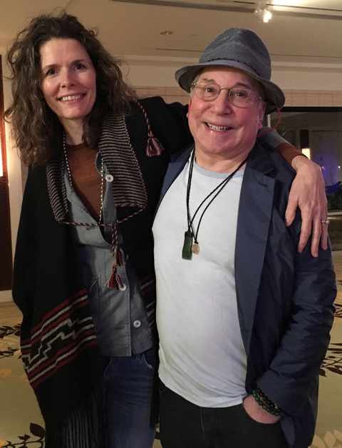 Edie Brickell and Paul Simon pose for the camera
