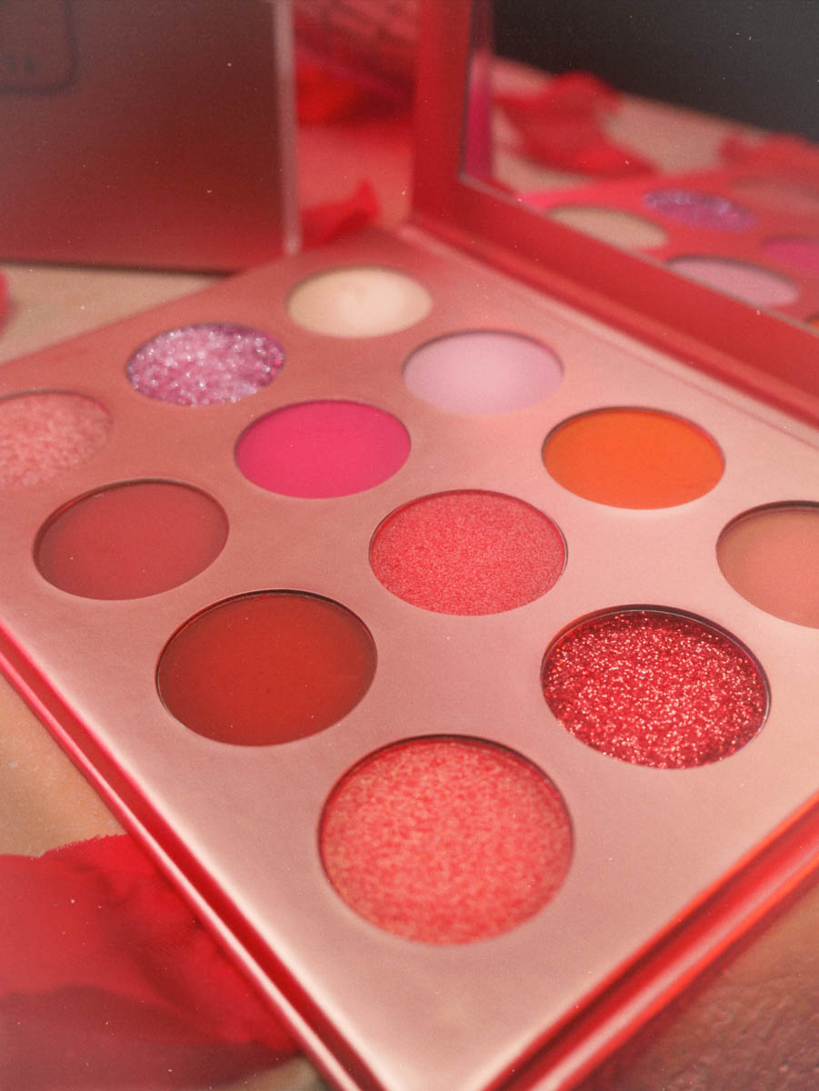 A dreamy photo of an eyeshadow palette
